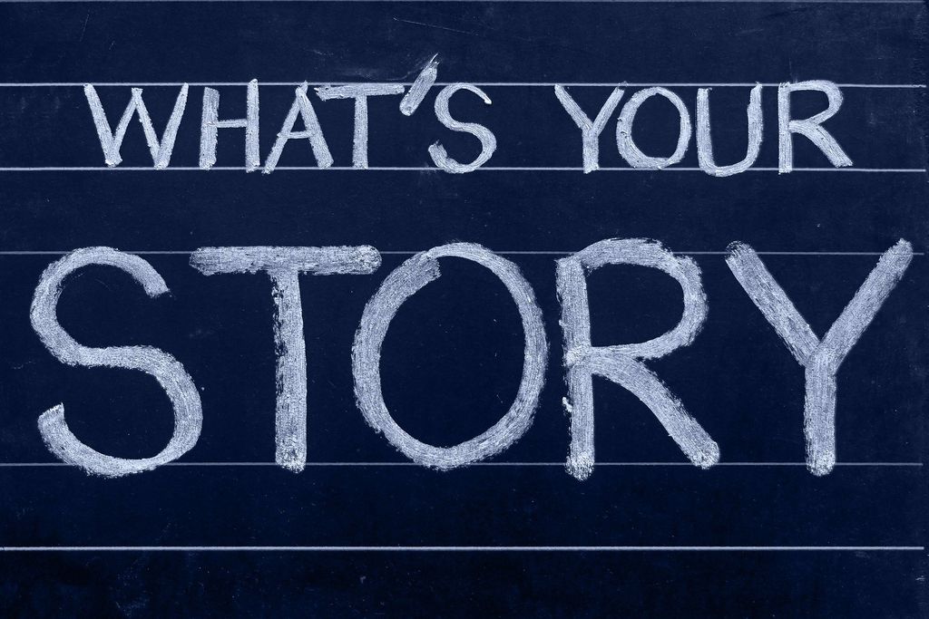 Krétával táblára írt felirat: „What’s your story”