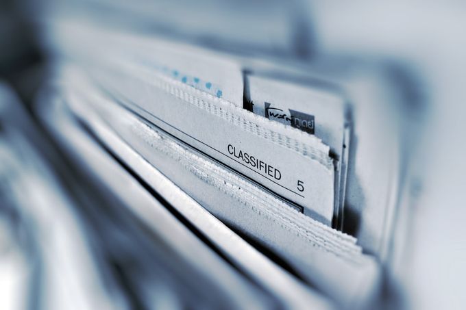 Iratgyűjtő mappák közelről, az egyiken „Classified” felirat
